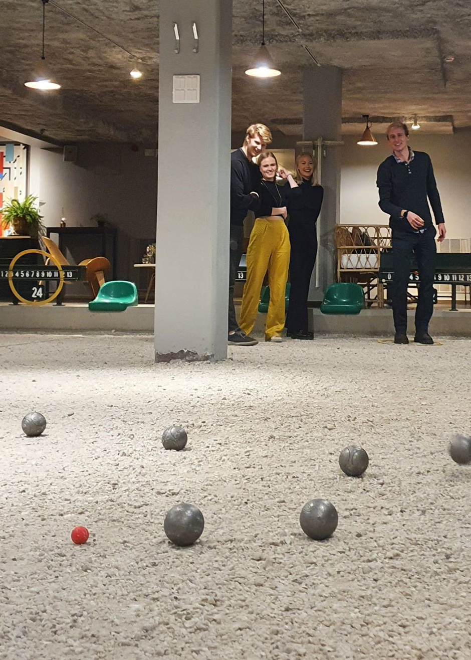 Traineer som spelar boule