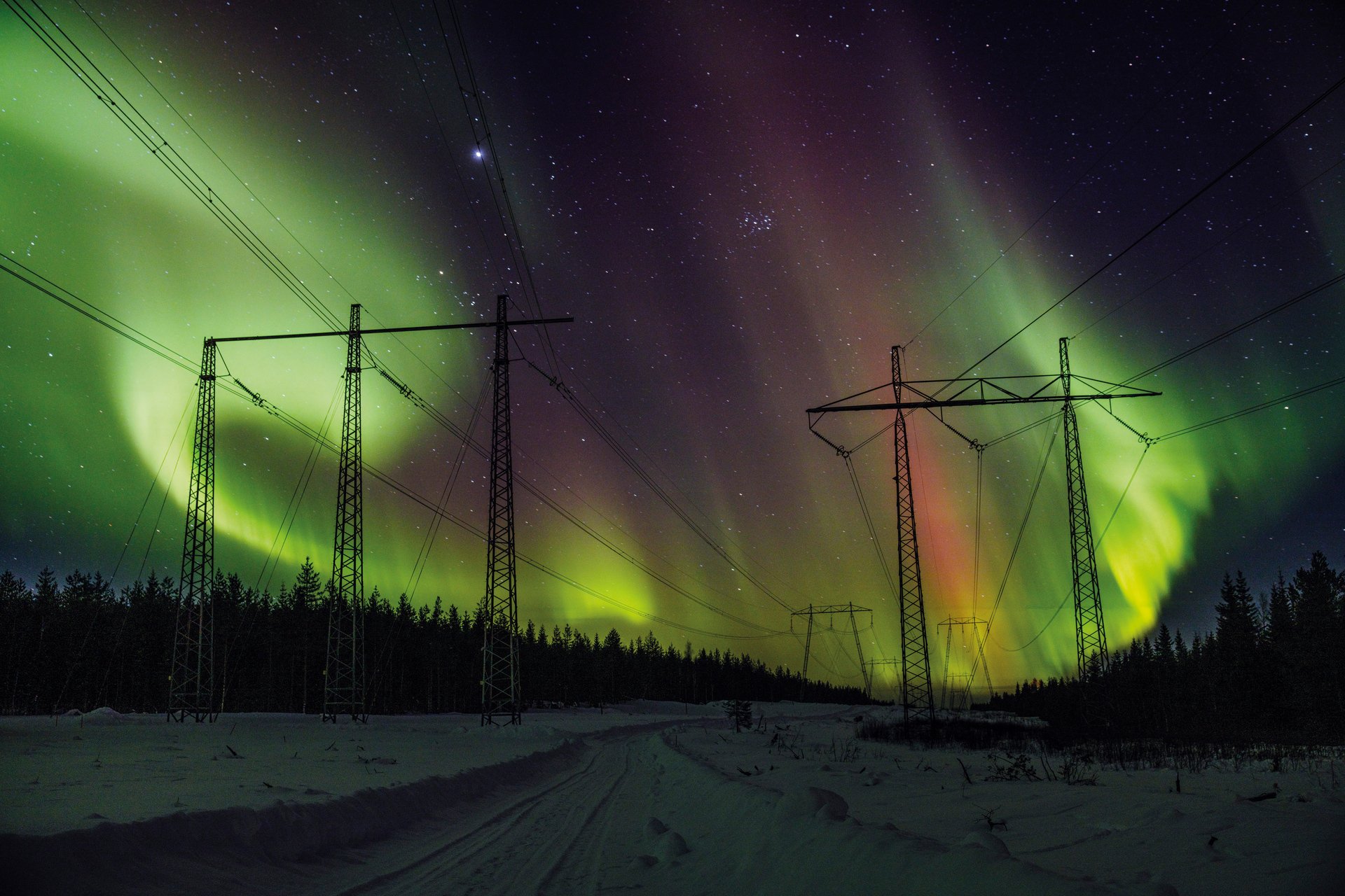 Bild på ledningen och norrsken på himlen