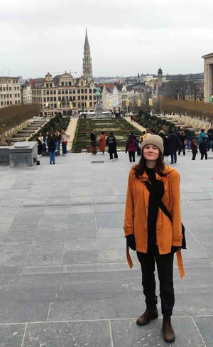 Alicia med staden Bryssel i bakgrunden