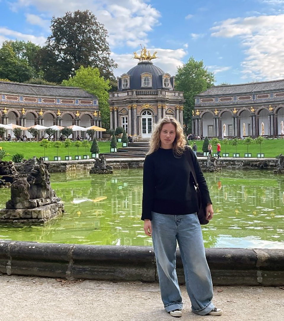 Kvinna utanför ett slott i Tyskland