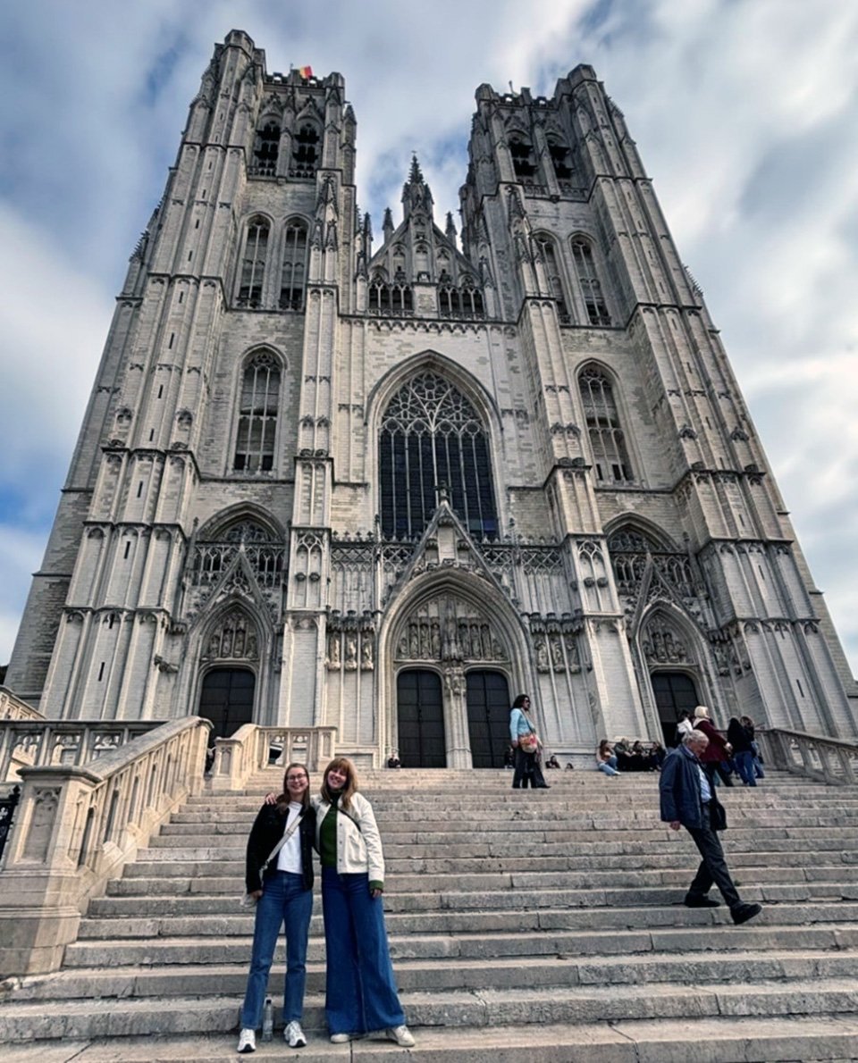 Människor utanför Belgiens nationalkyrka, Cathedral of St. Michael and St. Gudula