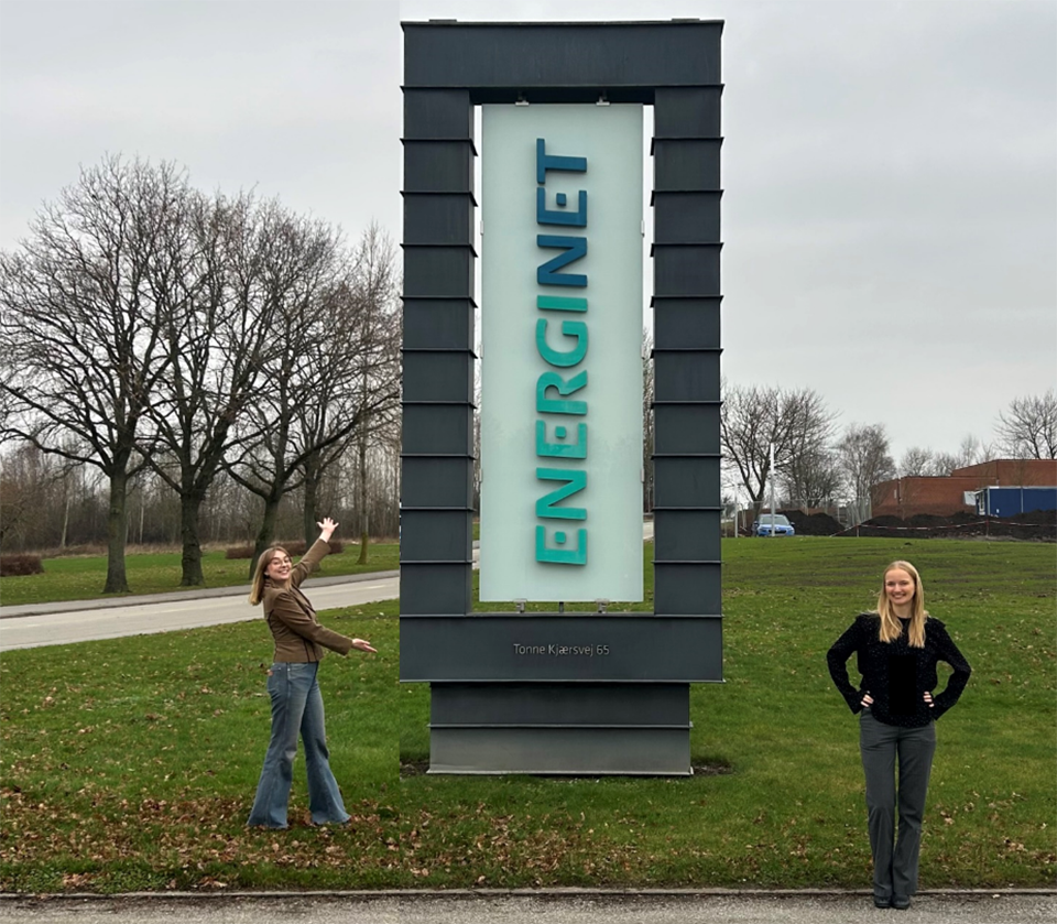 Två kvinnor utanför Energinets huvudkontor i Danmark