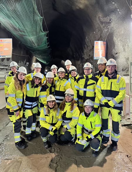 Gänget poserar i tunneln som ska gå mellan Anneberg-Skanstull i Stockholm.