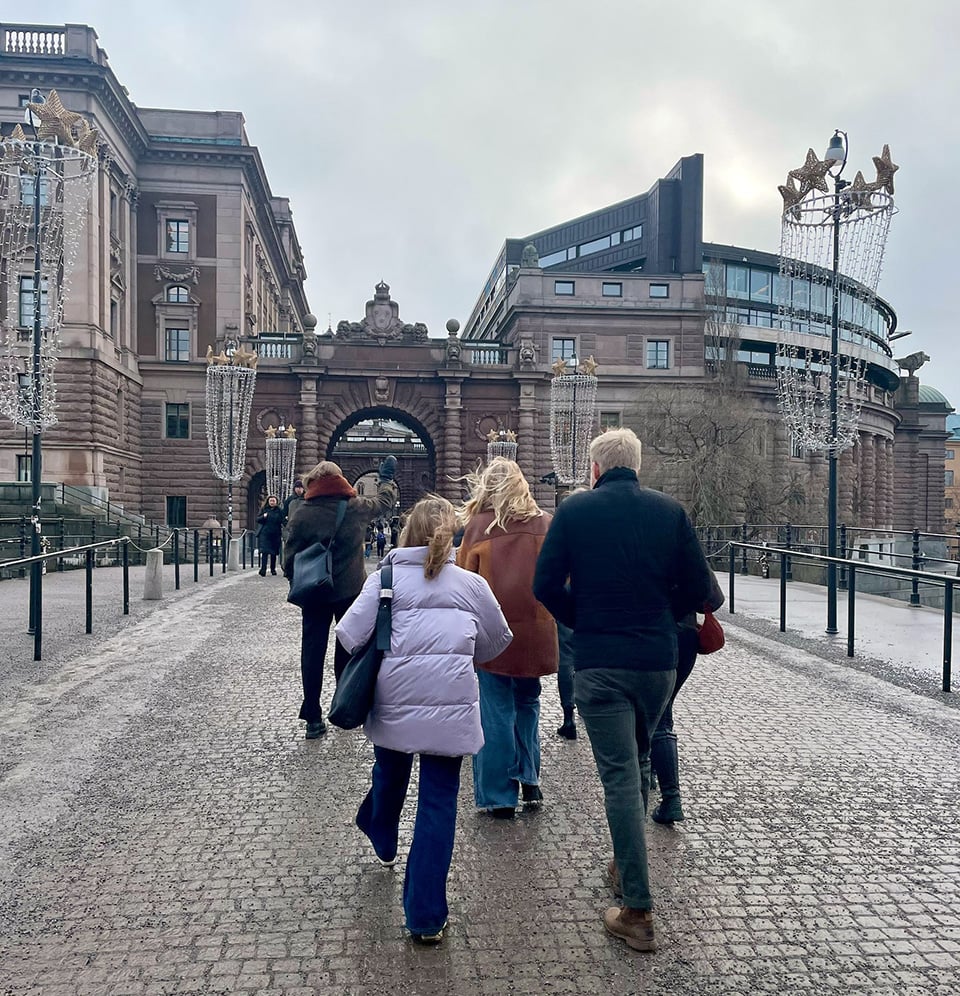 Gänget gåendes mot Riksdagshuset i bakgrunden.