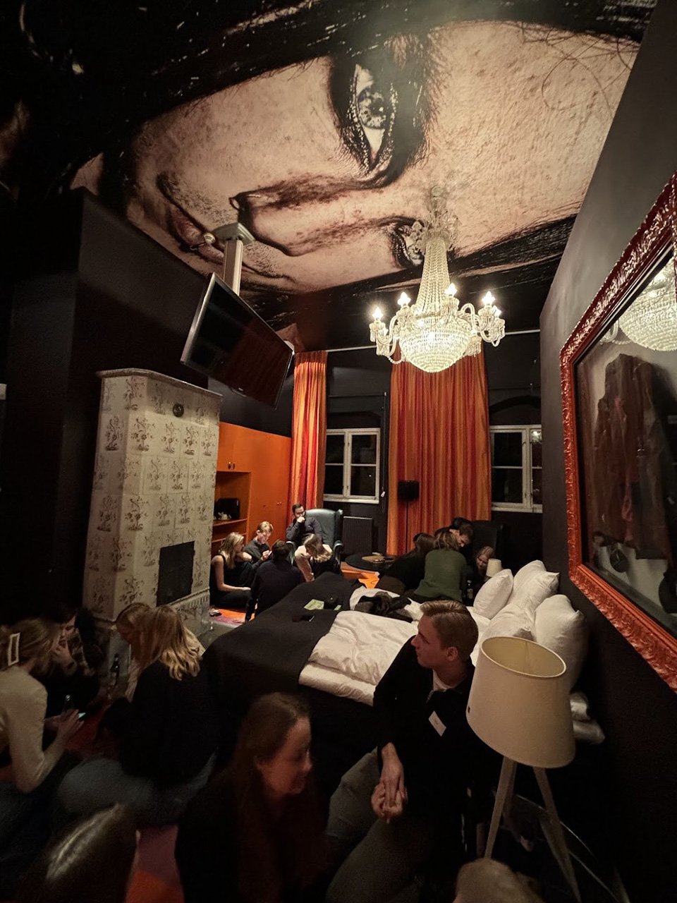 Traineerna i ett av hotellrummen på slottet.