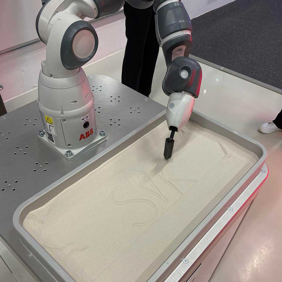 Ritande robot som man kan styra via en padda.