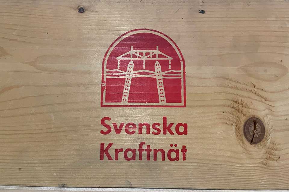 Låda med beredskapsprylar…(med Svenska kraftnäts gamla logga)