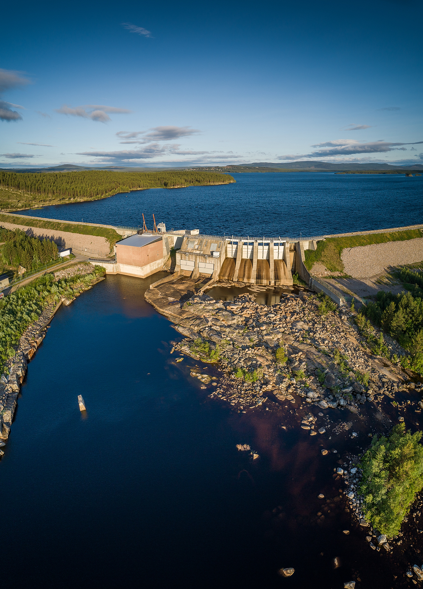 Panorama över kraftverksdamm med fullt magasin