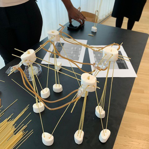 Elledning gjord av spagetti och marshmallows.