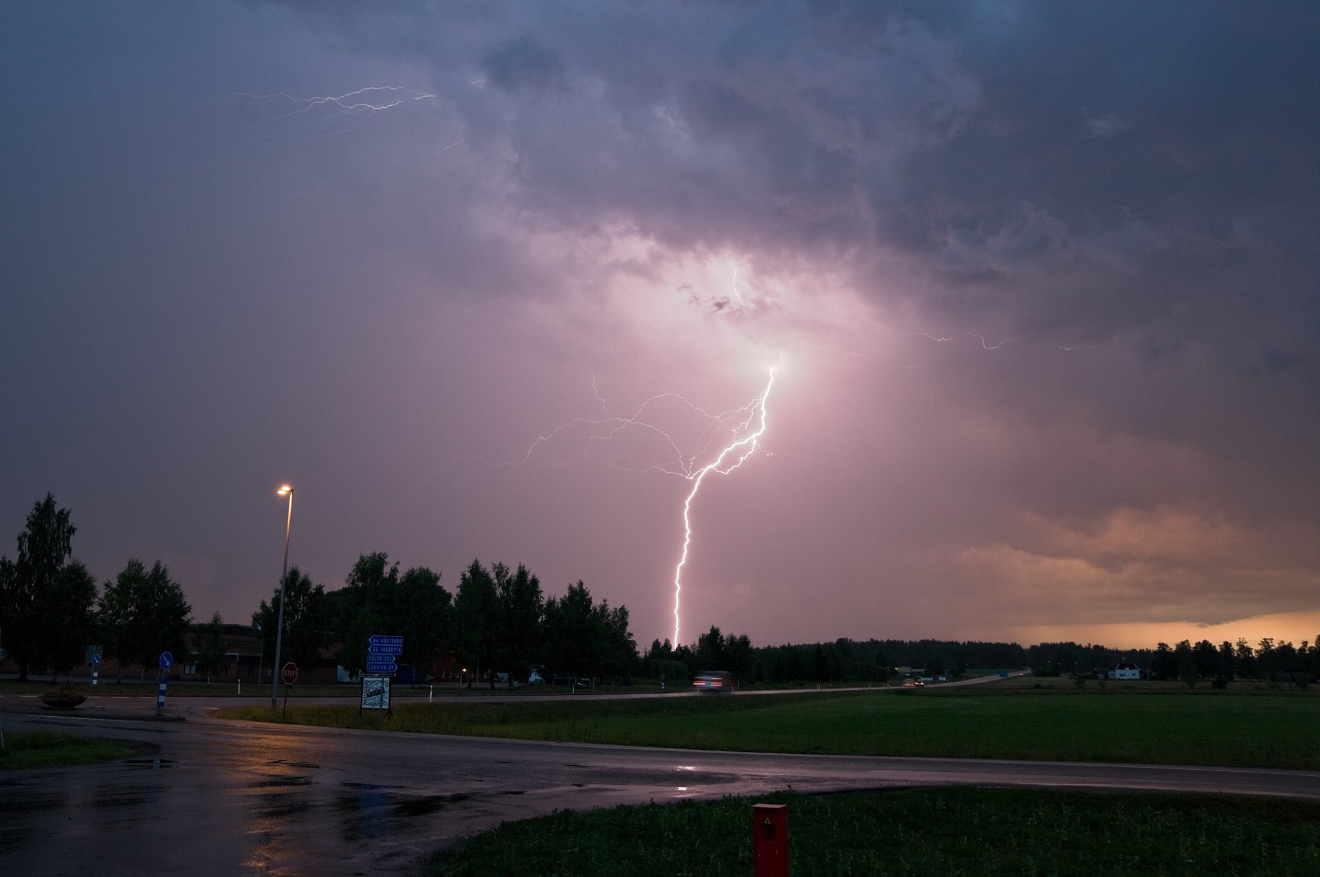 Blixtnedslag mot mörk himmel