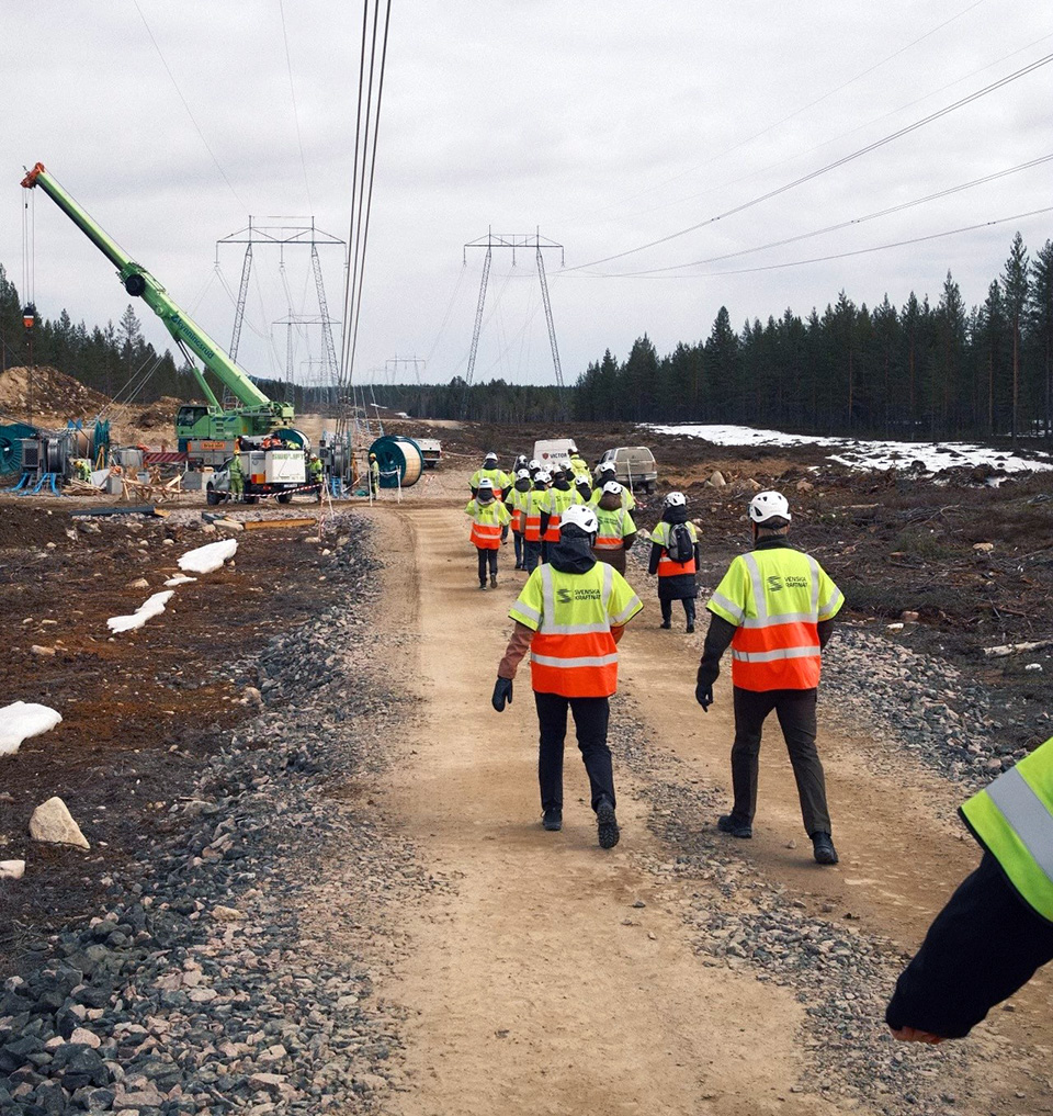 Traineerna vid kraftledningar och kraftledningsstolpar