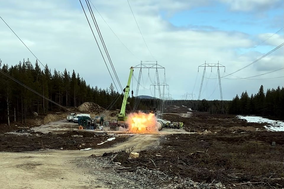 Explosion i kraftledningsgata.