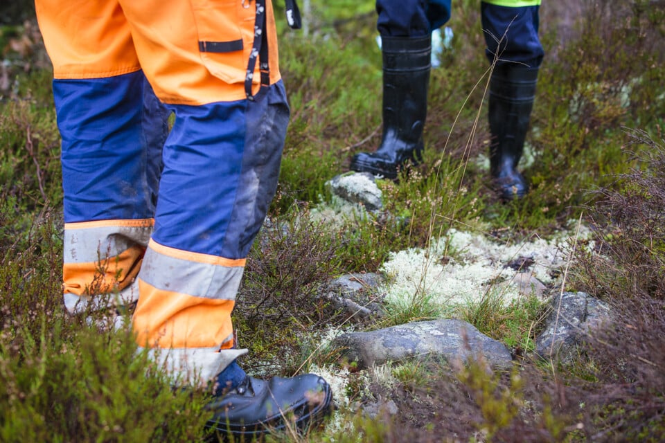 Arbete i fält där man ser benen på ett par personer.