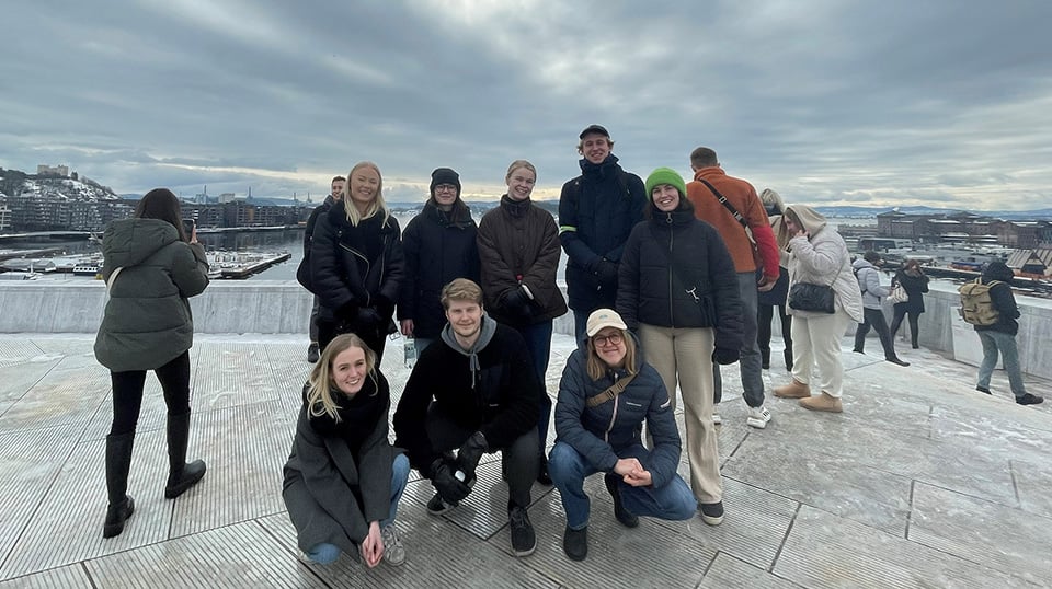 Gruppbild på besökare vid operahuset i Oslo.