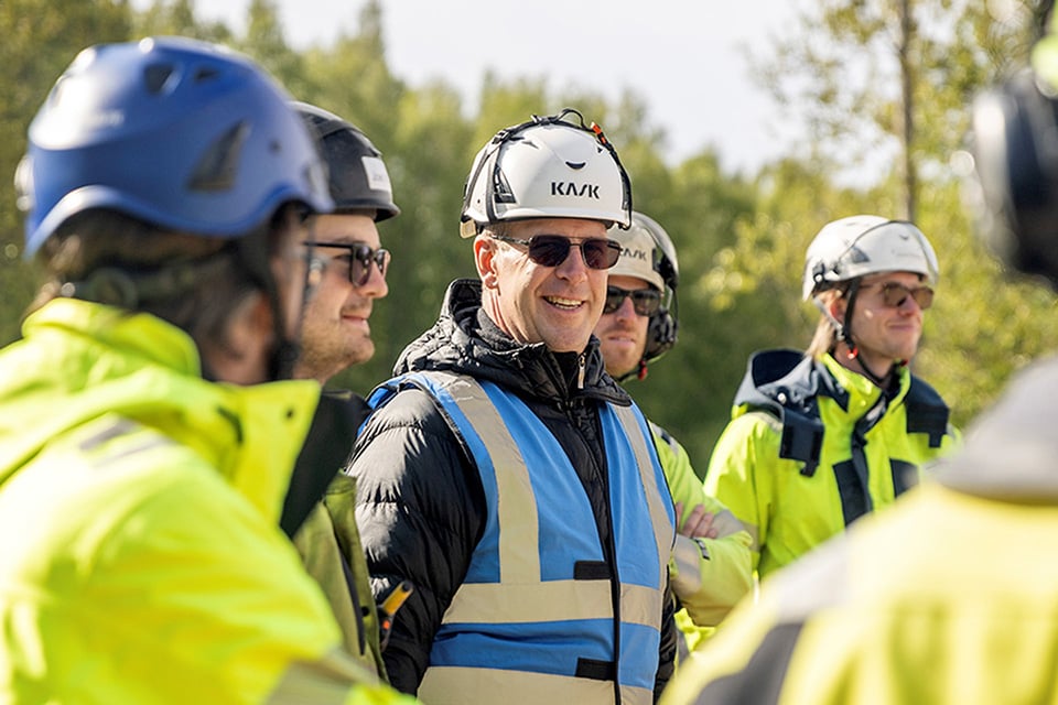 Övningsledaren i blå varselväst, bland de övande i gula varselkläder.