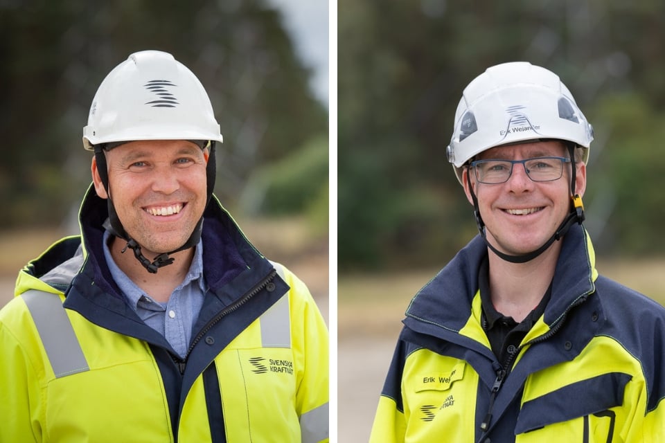 Två glada personer i varselväst och hjälm
