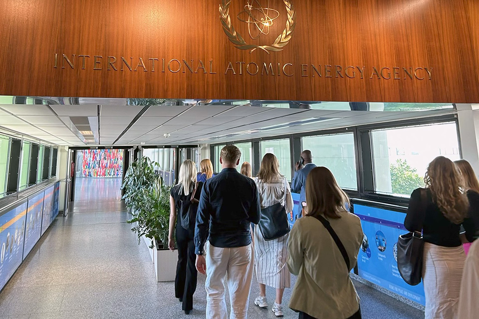 Traineerna går i korridor hos International Atomic Energy Agency
