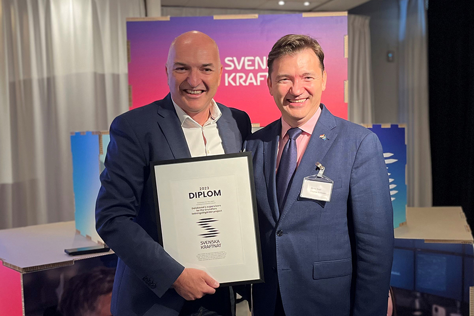 Mottagare av priset håller i diplom tillsammans med Kroatiens ambassadör.