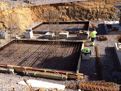 Här byggs stolpfundament till en avspänningsstolpe i anslutning till station Östansjö