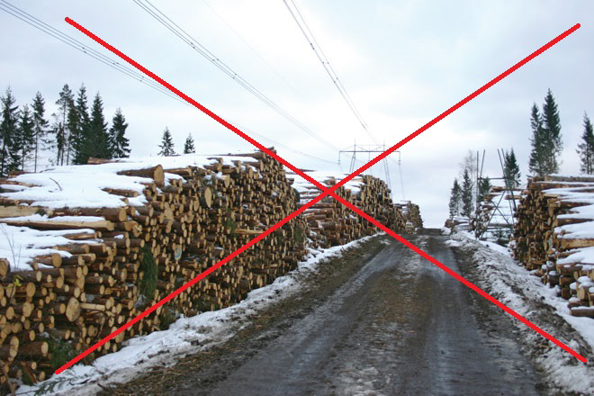 En ledningsgata som används som upplagsplats för avverkade träd