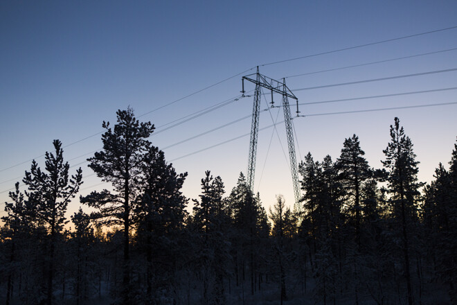 Bild på en kraftledning i skymning