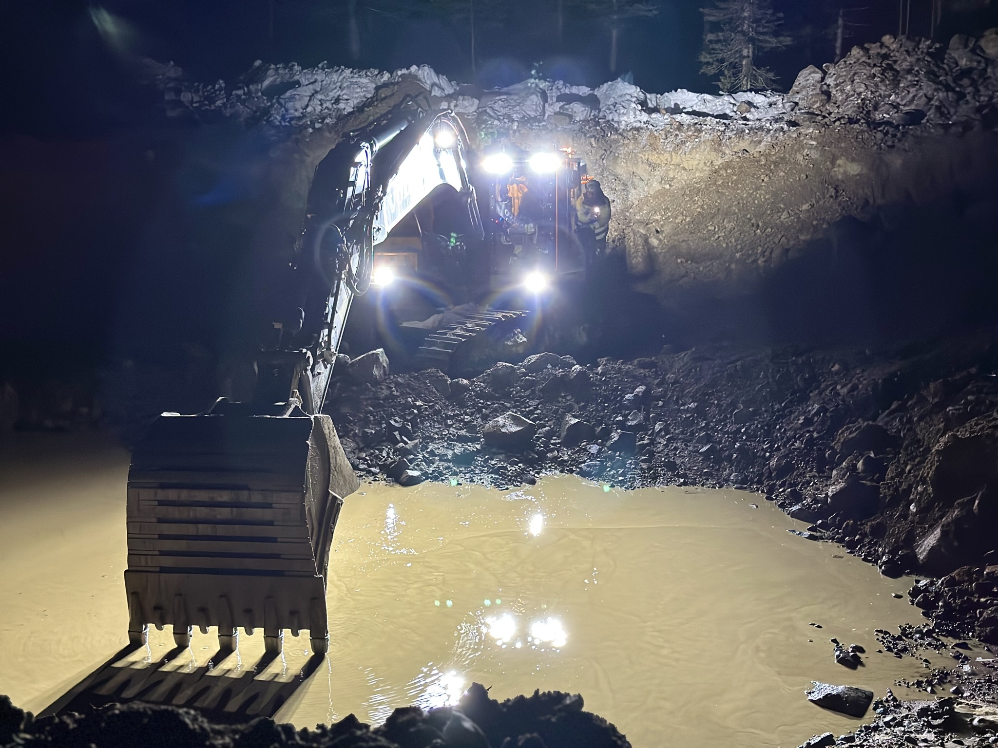 Nattbild på grävmaskin
