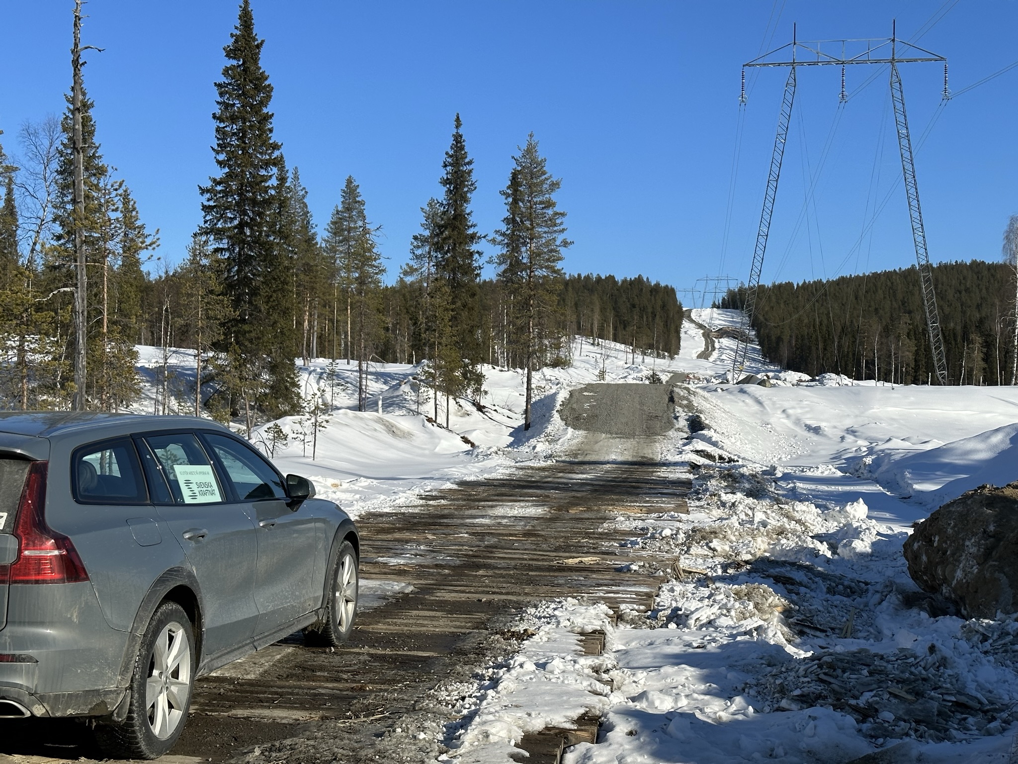 Byggväg med stockmatta längs med ledningsgatan.