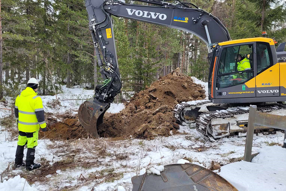 Markarbeten pågår med grävmaskin. 