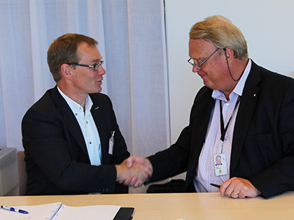 Kontraktet signerades av NCC:s affärschef Mats Hylén och Svenska Kraftnäts generaldirektör Mikael Odenberg.