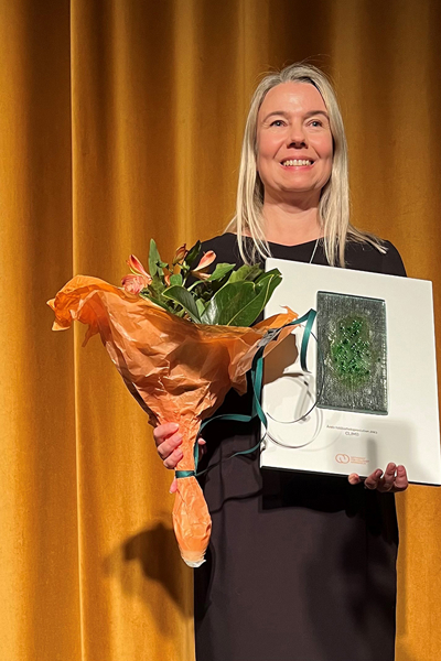 Anna Käller med pris och blommor
