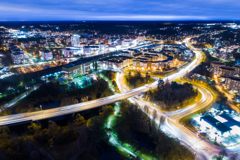 Vy av stad i mörker