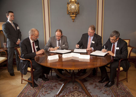 Fr.v.: Svenska kraftnäts Marcus Jacobson, projektledare NordBalt, Lars Weimers, Capture Team Leader ABB, Sten Jakobsson, vd ABB Sverige, Mikael Odenberg, generaldirektör Svenska kraftnät och Virgilijus Poderys, vd Litgrid turtas AB. Fotograf: Peter Knutson.