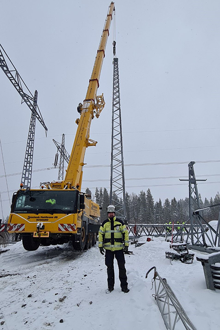 På bilden ses Svenska kraftnäts byggkontrollant Johan Backlund, på plats vid en av stolparna som är på väg att resas längs sträckan Storfinnforsen-Midskog.