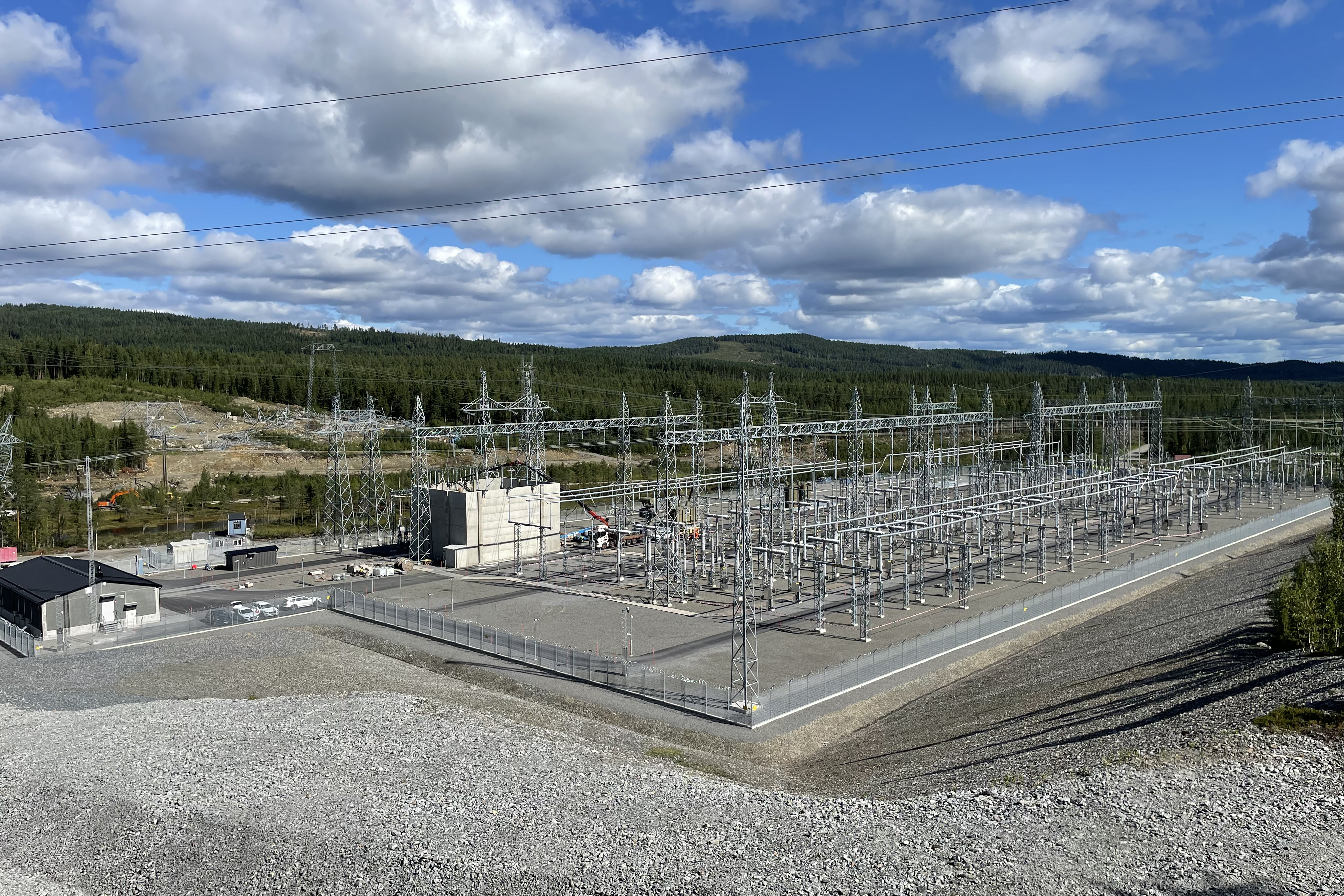 Bild som visar Svenska kraftnäts stamnätsstation Grundfors en solig höstdag i september. 