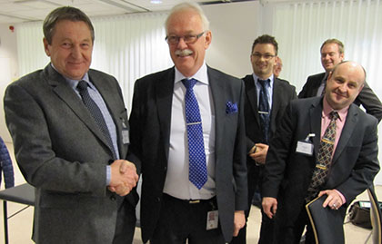 Svenska kraftnäts inköpschef Hans Lundin (mitten) tillsammans med representanter från SPL Powerlines.