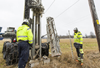 Två män och en borrbandvagn 