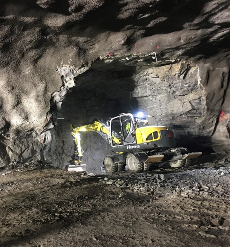 En grävskopa i en gruvtunnel