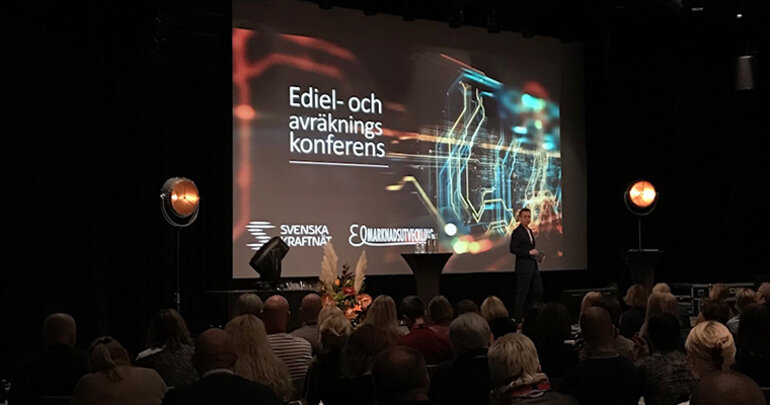 Vy från en tom scen med bakgrundsbild med texten Ediel- och avräkningskonferens