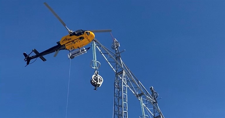 Bild på helikopter som används vid montering av kraftledningar i Storfinnforsen-Midskog. 