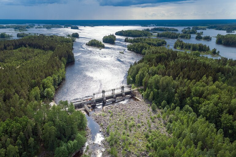 Vy från ovan på en dammanläggning, skog och vatten