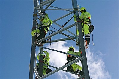 bilden visar 4 personer som klättar i stolpe i samband stolpresning