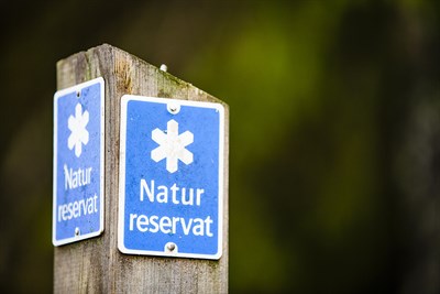 Bilden visar skylt med texten Naturreservat