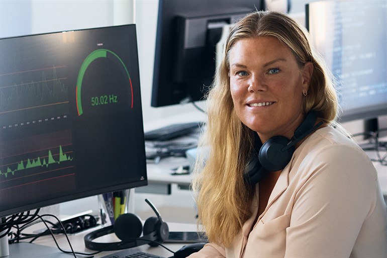 Anna Ljung vid datorskärm som visar frekvensbalans