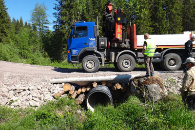 Tung transport som kör över en bro.