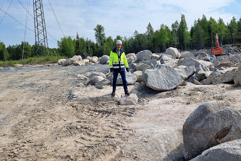 Byggledare Gunnar Axelsson bland stenblock vid arbetsplatsen i Himmeta.
