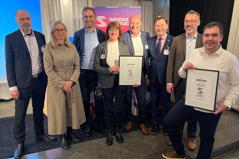 Mottagarna av priset håller i diplom tillsammans med representanter från Svenska kraftnät.