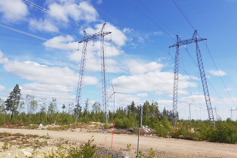 Två kraftledningsstolpar