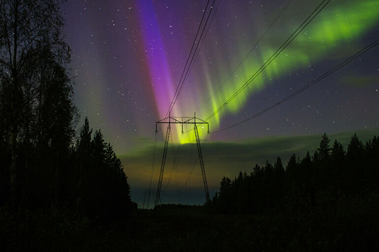 Norrsken över kraftledningsgata