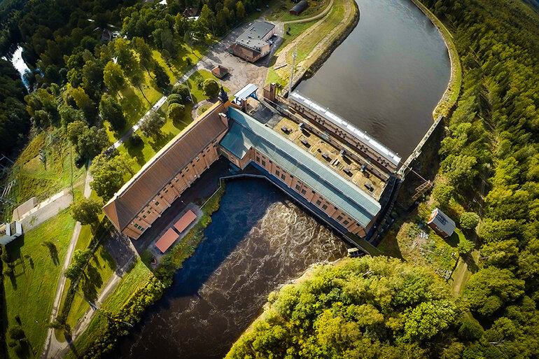 Flygbild på Untra vattenkraftverk i Uppland