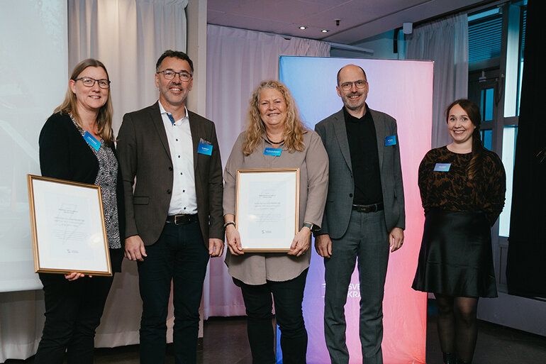 Glada mottagare av arbetsmiljöutmärkelsen tillsammans med representanter från Svenska kraftnät.